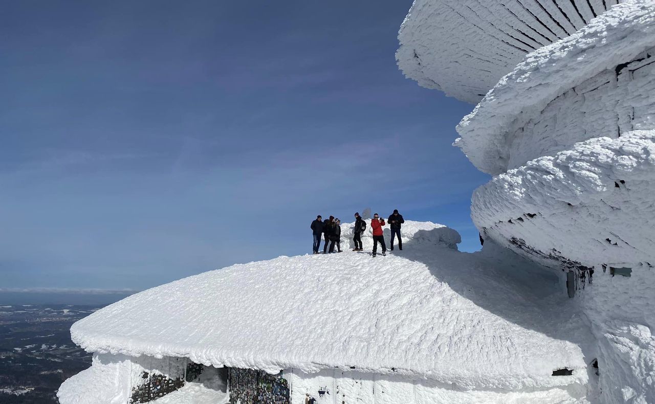 Turyści na dachu obserwatorium na Śnieżce