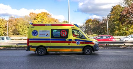 Wypadek przy Galerii Mokotów. Ciężarówka uderzyła w autobus ZTM