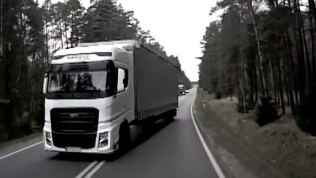 Kierowca chyba stracił głowę. Ciężarówka jechała na czołówkę