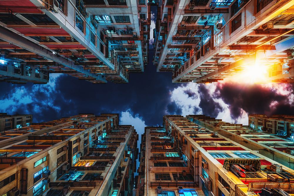 Od czasu Yick Cheong Building Stewart sfotografował ponad 300 podobnych budynków. Charakterystyczną rzeczą dla jego stylu jest znalezienie odpowiedniej perspektywy między wieżowcami oraz wycelowanie aparatu prosto w górę. Dzięki użyciu ogniskowej o długości 14mm fotograf uzyskuje powtarzalny efekt i może ująć budynki po obu stronach ulicy. Wzmacnia to również surrealistyczny wydźwięk jego prac.