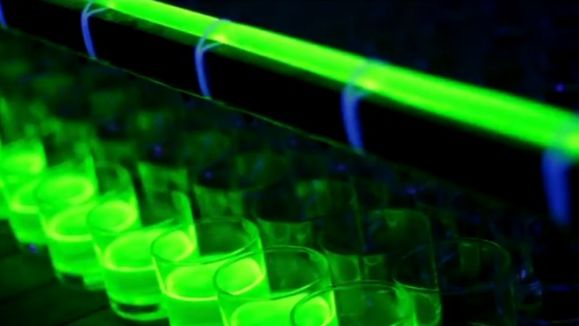 Tysiące świecących pałeczek i blendery - po co to wszystko? [wideo] 1