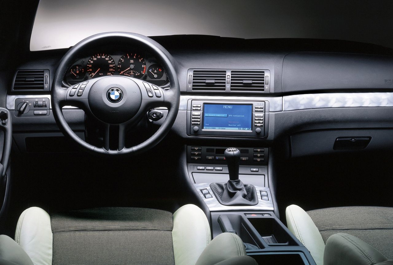 Wnętrze BMW Serii 3 Compact (E46) w przedniej części jest identyczne jak w zwykłej Trójce.