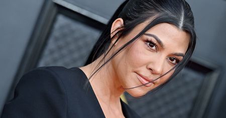 Kourtney Kardashian w ciążowej sesji. Odważnie prezentuje zaokrąglone ciało