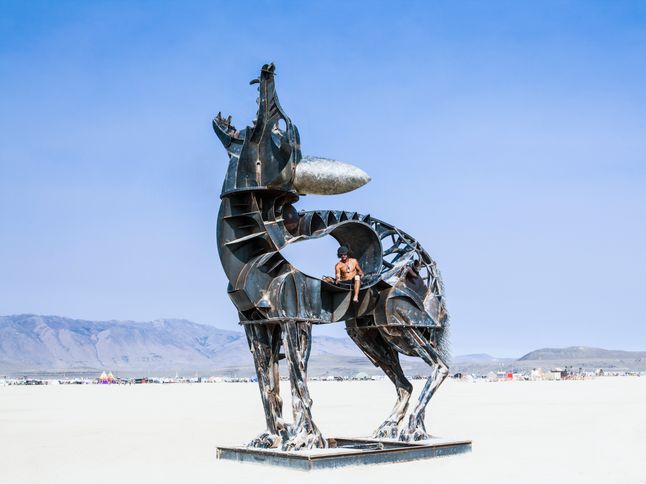 Od tamtej pory "Burning Man" odbywa się co roku i za każdym razem przyciąga coraz większa liczbę osób. Od 1986 urosły również rozmiary płonącego człowieka. W 1990 roku impreza przeniosła się na pustynie Black Rock, gdzie w 2017 roku przybyło prawie 70 tysięcy ludzi, żeby podziwiać płomienie pochłaniające ponad 30 metrową kukłę.