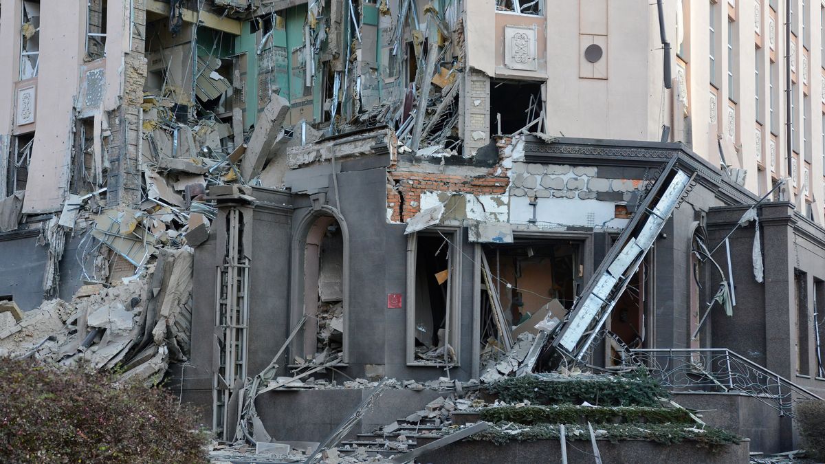KYIV, UKRAINE - 2022/12/31: A view of the damage after rockets fired by Russian forces hit the center of the Ukrainian capital Kyiv. On New Year's Eve, Russian shelling attacks targeted several regions of Ukraine, including the capital Kyiv, where the attacks killed at least one person and wounded several others, Ukrainian officials said. (Photo by Aleksandr Gusev/SOPA Images/LightRocket via Getty Images)