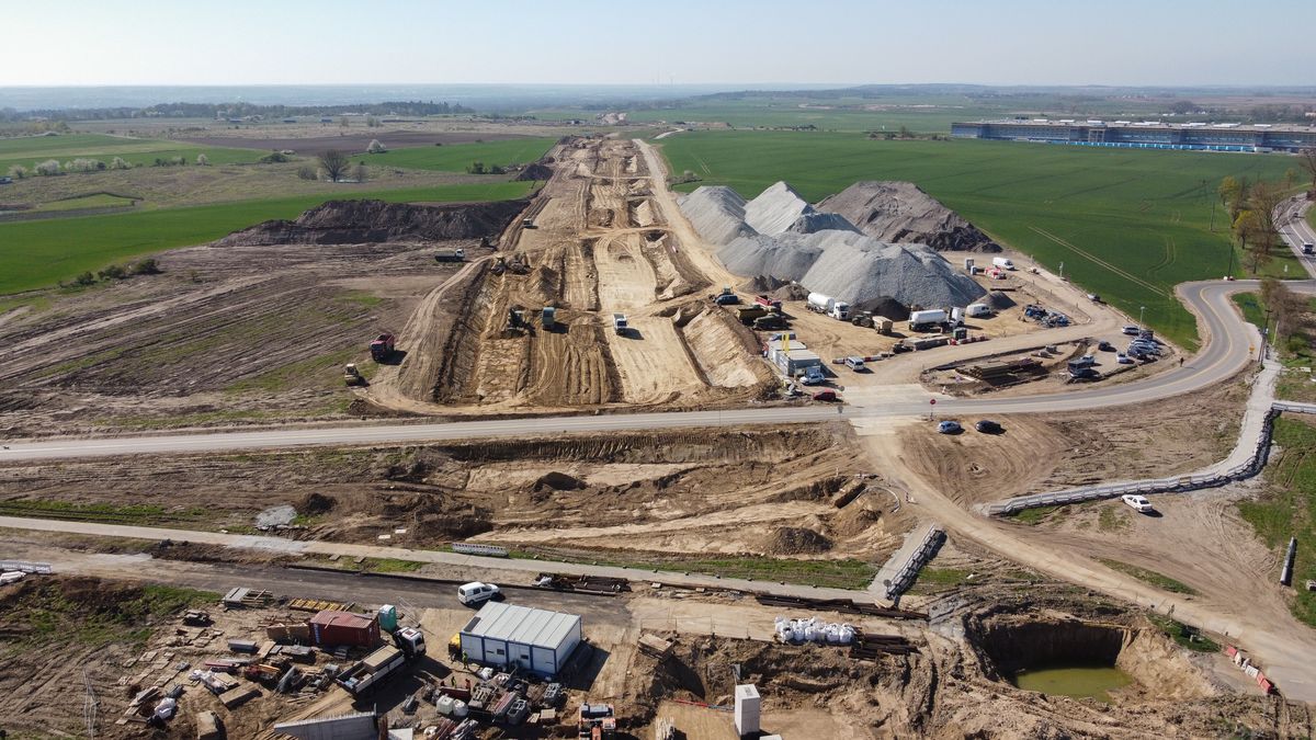 Smętowice, 21.04.2026. Miejsce briefingu prasowego wiceministrów infrastruktury Arkadiusza Marchewki oraz Stanisława Bukowca w Smętowicach, 21 bm. w związku z podpisaniem umowy na realizację drugiego odcinka Zachodniej Obwodnicy Szczecina, tj. drogi ekspresowej S6 Szczecin Zachód (Dołuje) - Police. (ad) PAP/Marcin Bielecki
