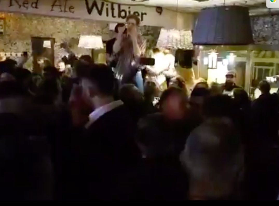 Warszawa. Chóralne wspólne śpiewy i tańce na barze. Podczas zabawy w stołecznym klubie interweniowała policja