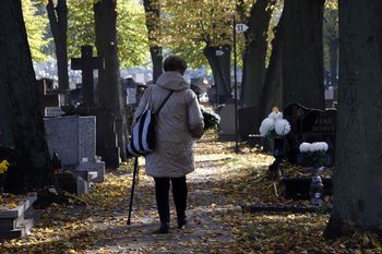 Grudziądz: Takie zakazy obowiązują na cmentarzu farnym. To warto wiedzieć