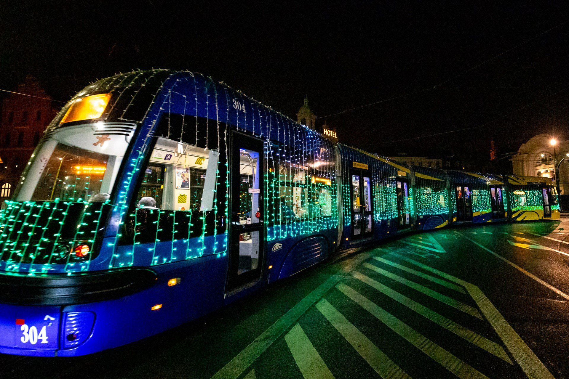 Świąteczny tramwaj wyruszył na toruńskie torowiska. Tak było podczas inauguracyjnego przejazdu