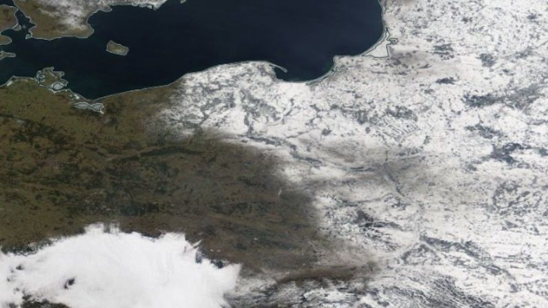 Pogoda. Polska podzielona śniegiem. Fotografia z 22 lutego (EOSDIS)