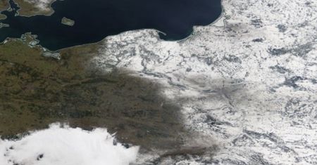 Pogoda. Polska podzielona śniegiem. Niesamowite zdjęcia z satelity z poniedziałku [GALERIA]
