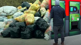 Odkryliśmy górę butelek systemu kaucyjnego. Przedsiębiorca: wożone jest powietrze