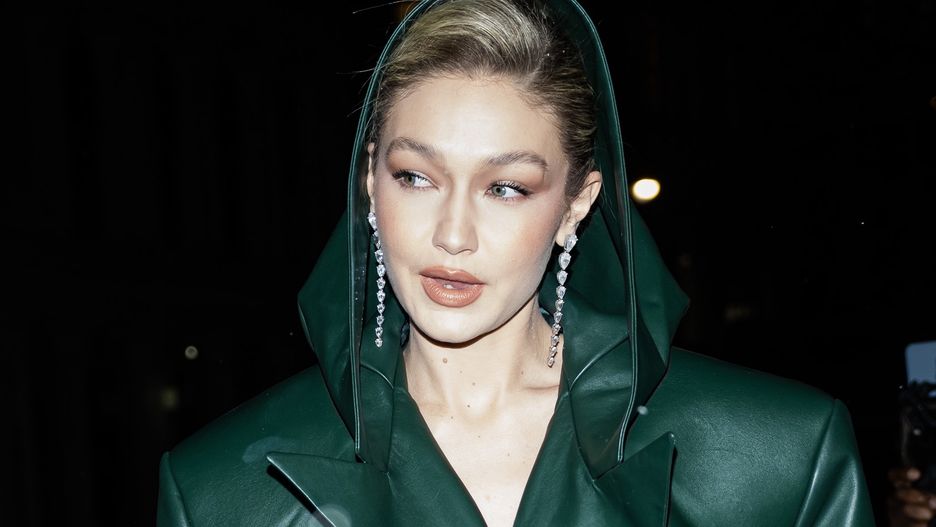 Gigi Hadid w kreacji w stylu lat 80.