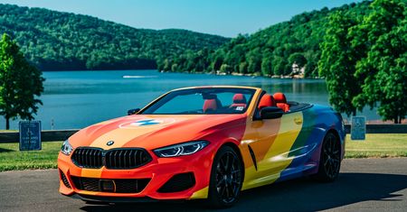 BMW dodało tęczę do logo. W sieci zawrzało