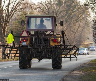 Nawet 1500 zł kary. Tak może się skończyć jazda ciągnikiem po ulicy