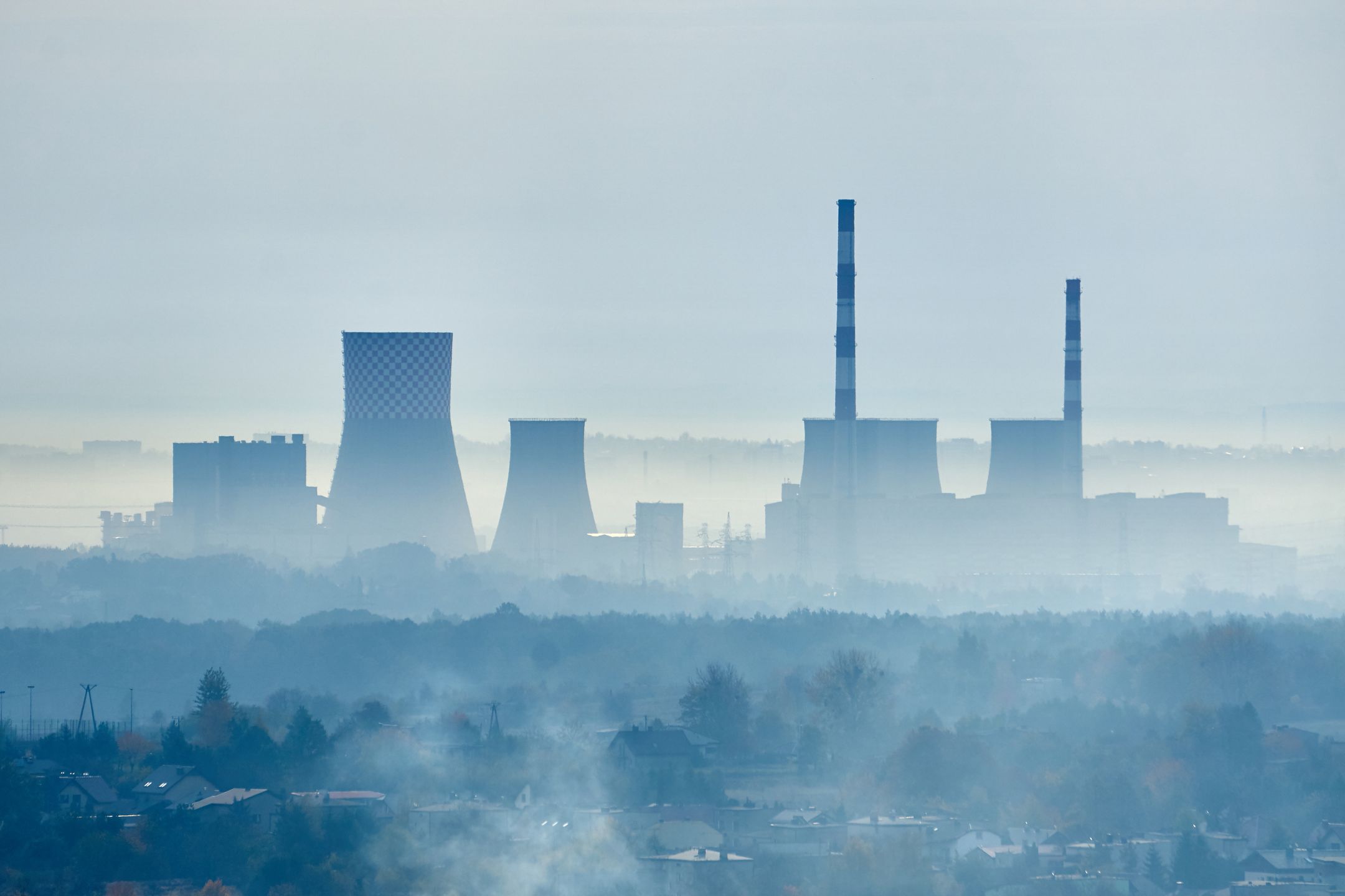 Na zdjęciu smog. W tle fabryki