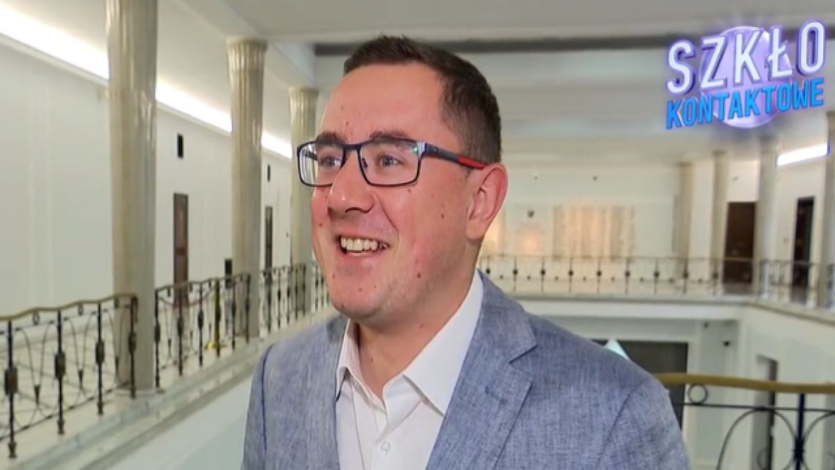 Miłosz Motyka śmieje się z granatnika