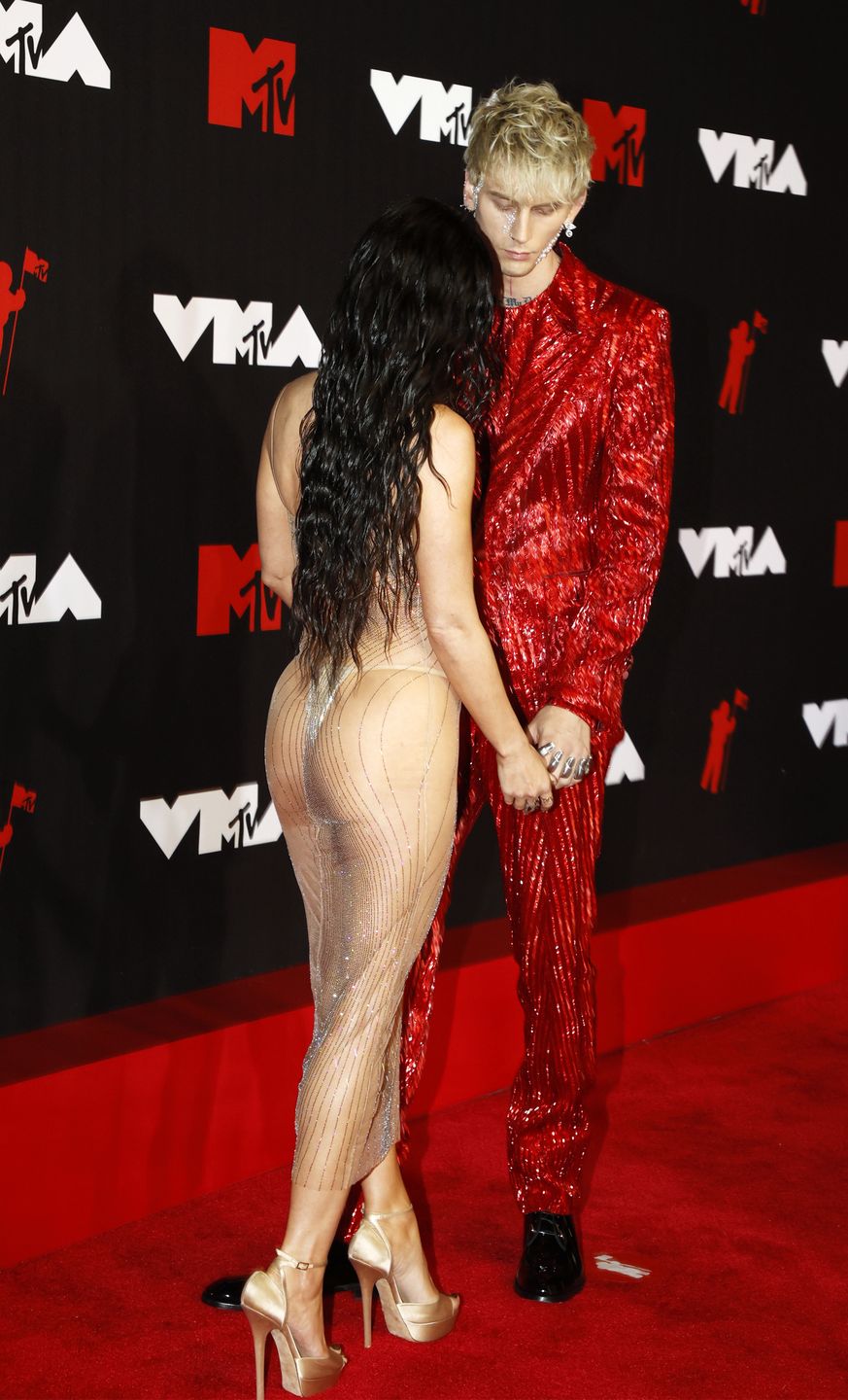 epa09464748 US actress Megan Fox (L) and US rapper Machine Gun Kelly (R) arrive on the red carpet for the MTV Video Music Awards at the Barclays Center in Brooklyn, New York, USA, 12 September 2021.  EPA/JASON SZENES 
Dostawca: PAP/EPA.