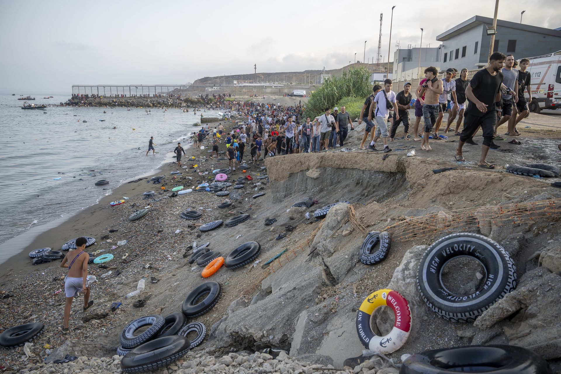 Migranci masowo wracają z Ceuty – kryzys na granicy eskaluje