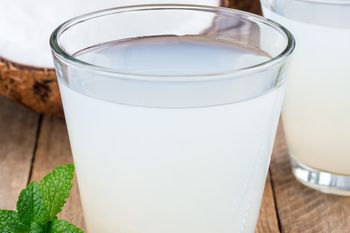 To naturalny izotonik, który wspiera pracę serca i pomaga obniżyć ciśnienie. Kupisz go nawet w Biedronce za niecałe 5 zł