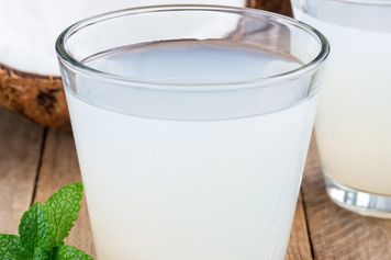 To naturalny izotonik, który wspiera pracę serca i pomaga obniżyć ciśnienie. Kupisz go nawet w Biedronce za niecałe 5 zł