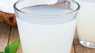 To naturalny izotonik, który wspiera pracę serca i pomaga obniżyć ciśnienie. Kupisz go nawet w Biedronce za niecałe 5 zł
