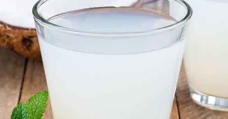 To naturalny izotonik, który wspiera pracę serca i pomaga obniżyć ciśnienie. Kupisz go nawet w Biedronce za niecałe 5 zł