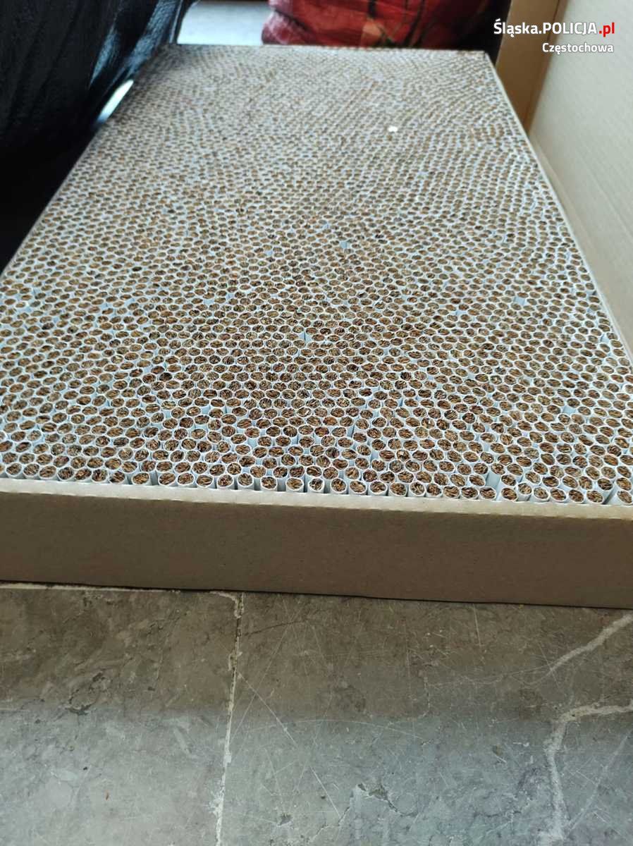 Śledczy znaleźli blisko 21 tys. sztuk papierosów 