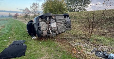 Chciał uniknąć zderzenia z przebiegającymi sarnami, zjechał do rowu, gdzie dachował. Z pomocą ruszyli świadkowie