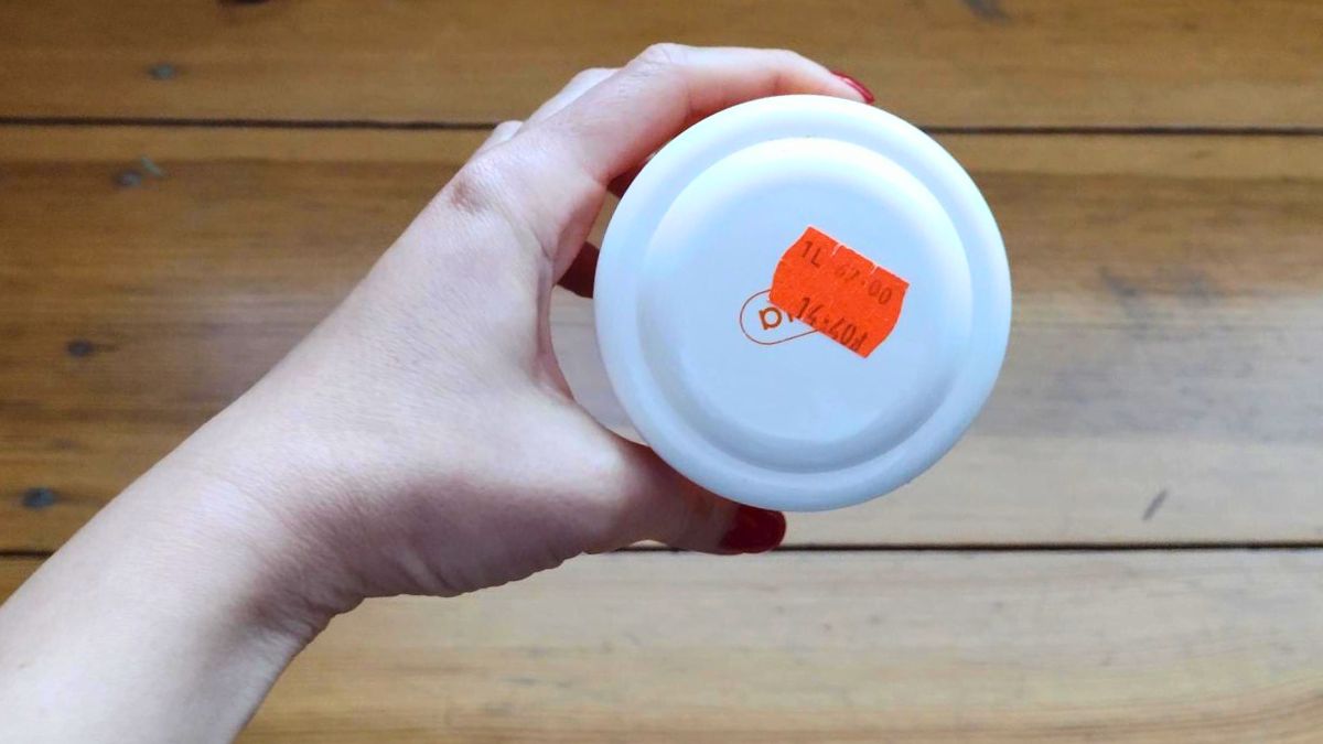 Kobieta trzyma w ręce krem