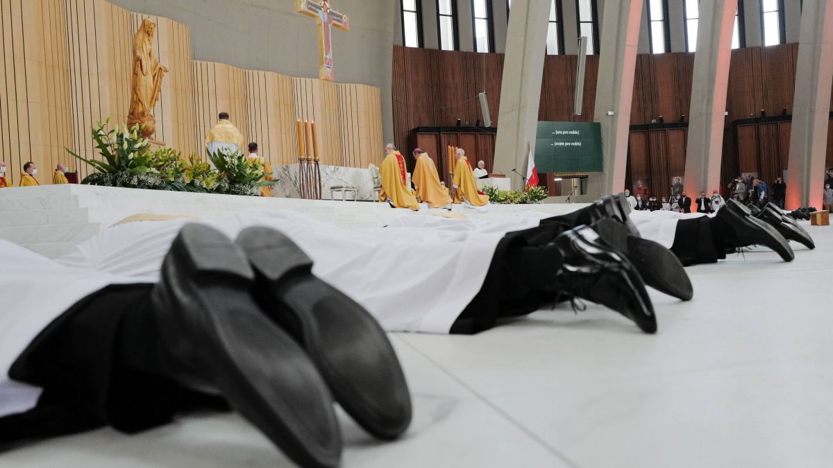 26 diakonów przyjmuje święcenia prezbiteratu w Warszawie (2021 rok)