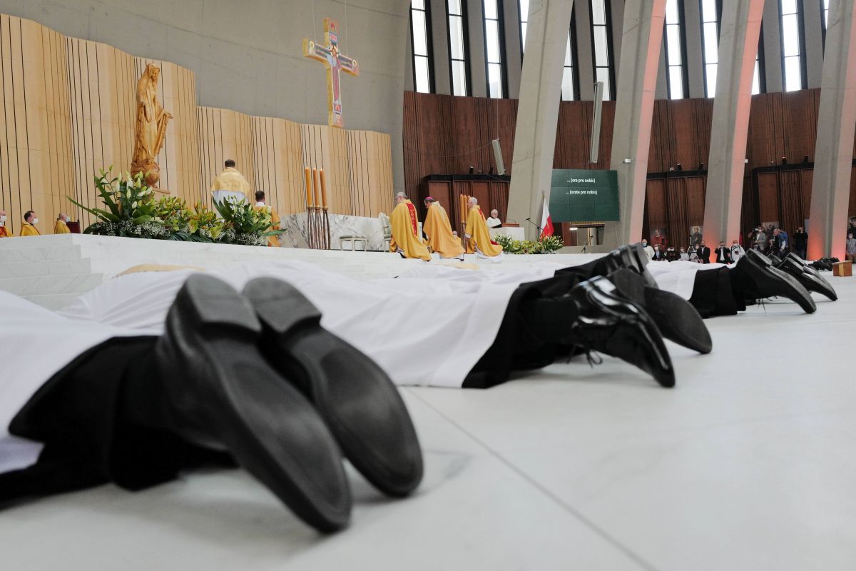 26 diakonów przyjmuje święcenia prezbiteratu w Warszawie (2021 rok)