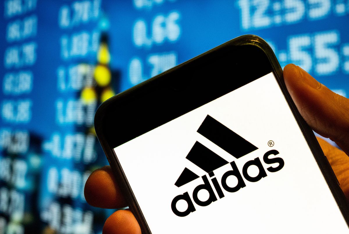 Логотип компанії Adidas (Photo Illustration by Budrul Chukrut/SOPA Images/LightRocket via Getty Images)