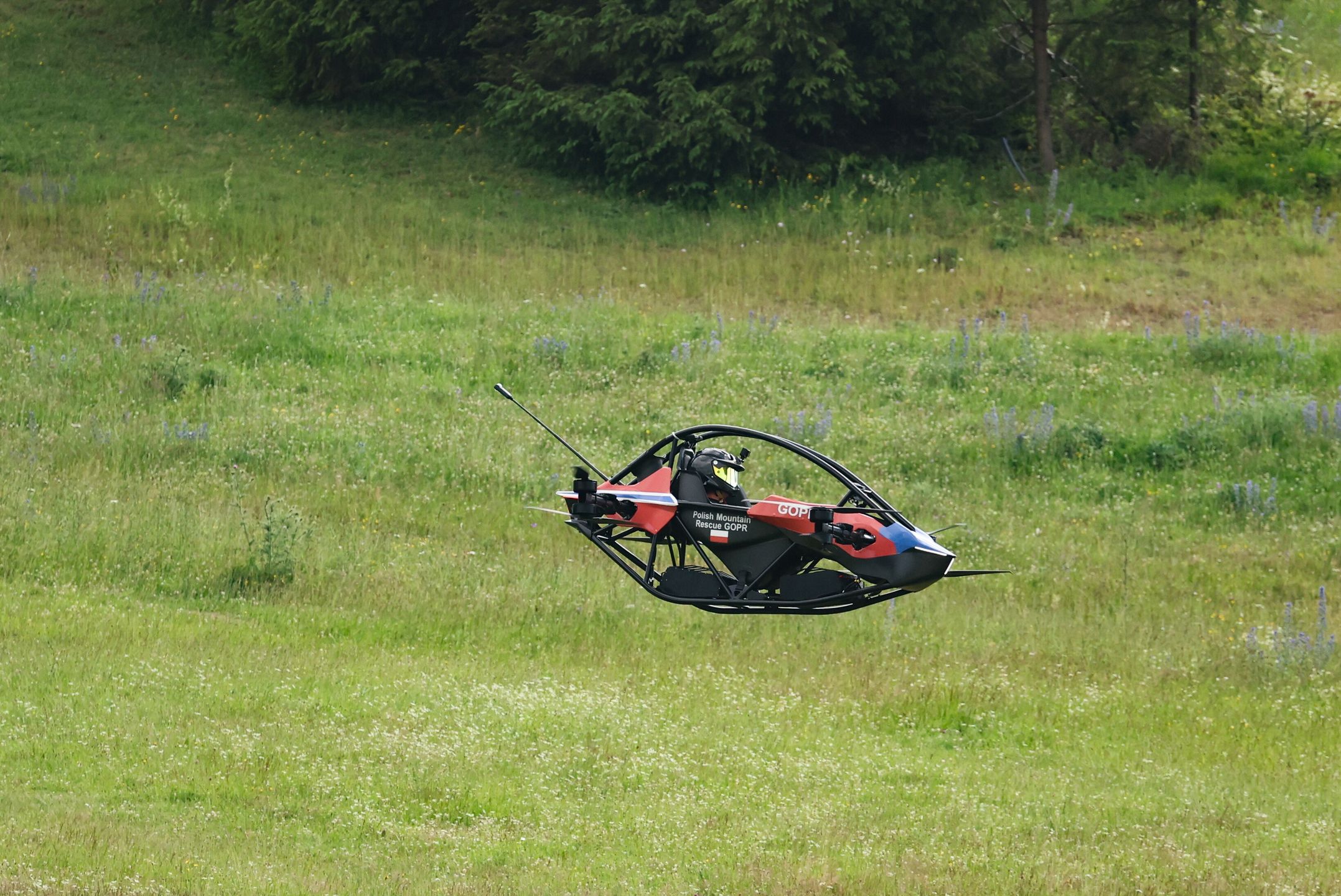 Pierwsze w Polsce testy innowacyjnego statku powietrznego typu eVTOL Jetson ONE w warunkach ratownictwa górskiego.