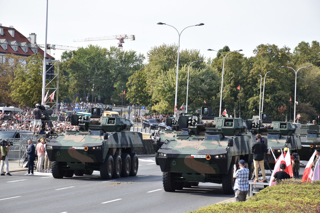 Kołowe bojowe wozy piechoty Rosomak z polską wieżą ZSSW-30.