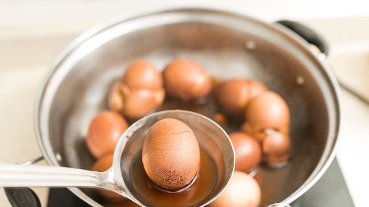 Czy w trakcie gotowania dostrzegasz na skorupkach jajek pęknięcia? To wynik błędu, który popełnia wielu z nas 