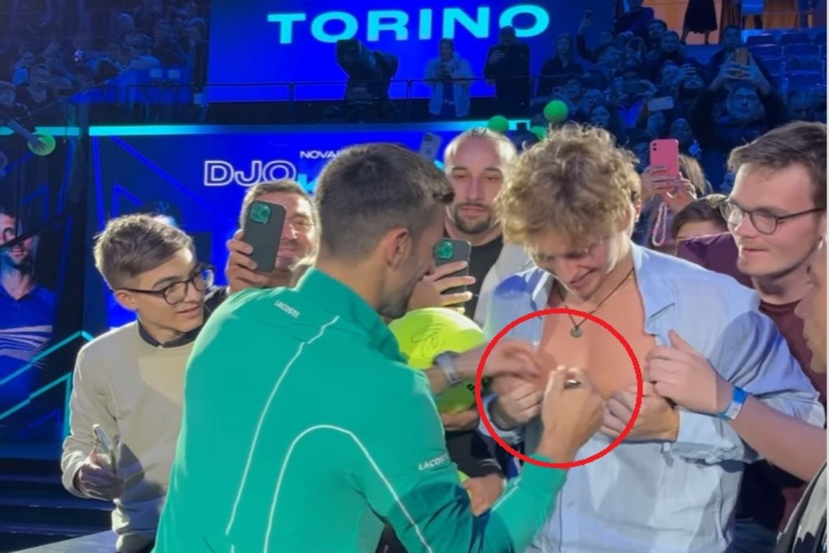 Nagle rozpiął koszulę. Novak Djoković spełnił prośbę fana