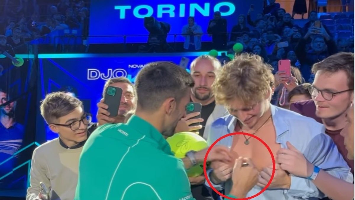 Novak Djoković podpisał się na piersi kibica w Turynie