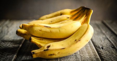 Banan zielony, żółty czy w brązowe plamki? Który jest najzdrowszy? Kolor ma znaczenie
