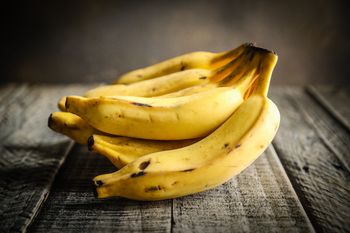 Banan zielony, żółty czy w brązowe plamki? Który jest najzdrowszy? Kolor ma znaczenie