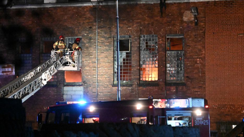 Strażacy walczą z pożarem od środowego wieczora