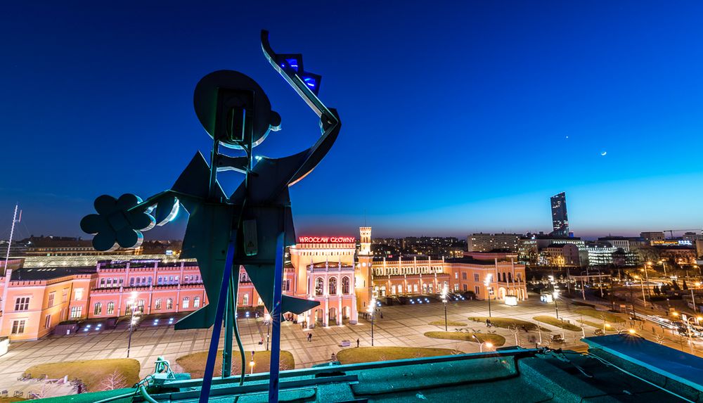 Maciej Lulko inspiruje przede wszystkim chęć zdobywania, odkrywania nowych miejsc i szukanie niecodziennych kadrów. Dzięki tej wrodzonej ciekawości i pasji fotografowania przemierza nowe miasta z aparatem w ręce wchodząc w miejsca niedostępne na co dzień dla turystów.