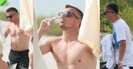 Zawieszony za brutalny faul Sławek Peszko w kąpielówkach za 1500 złotych popija prosecco na plaży (ZDJĘCIA)