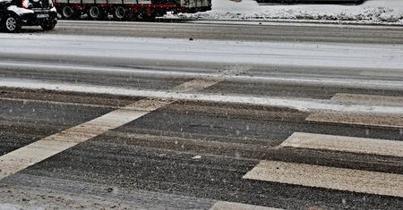 Marznące opady niemal w całym kraju. Uwaga na bardzo śliskie drogi i chodniki