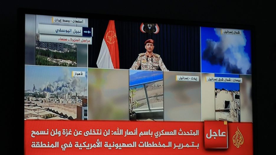 A screen shows Houthi military spokesman Yahya Sarea delivering a new televised statement, in Sana'a, Yemen, 21 June 2025. Yemen's Houthis have threatened to attack US vessels and warships in the Red Sea if Washington joins Israelâ??s airstrike campaign against Iran, according to Houthi military spokesman Yahya Sarea. Israel and Iran have been exchanging fire since Israel launched strikes across Iran on 13 June 2025 as part of Operation 'Rising Lion.' EPA/YAHYA ARHAB Dostawca: PAP/EPA.