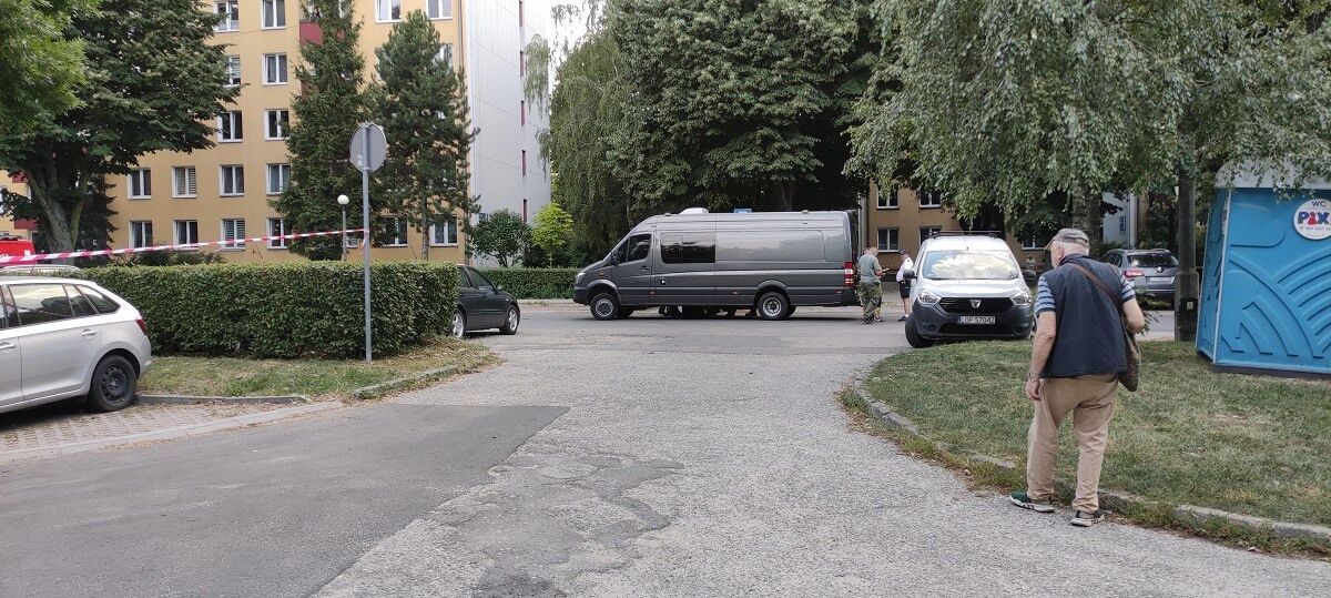 Pojemniki z rtęcią w bagażniku Jeepa na parkingu osiedlowym przy ul. Niepodległości