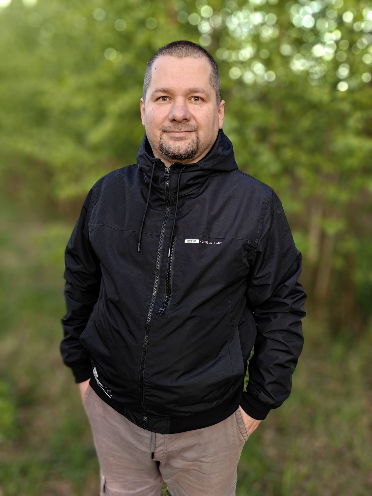 Trzy podstawowe wartości zoomu dla zdjęć (x1, x2, x3.5) w trybie Portret z rozmytym tłem