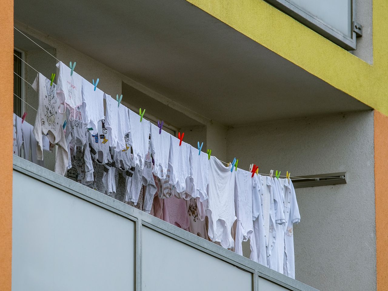 Mandat za pranie na balkonie? Przeczytaj, zanim je rozwiesisz