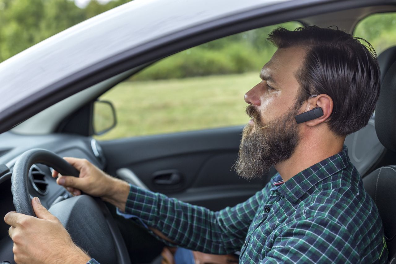 Praktyczna słuchawka Bluetooth. Prowadź rozmowy z telefonem w kieszeni