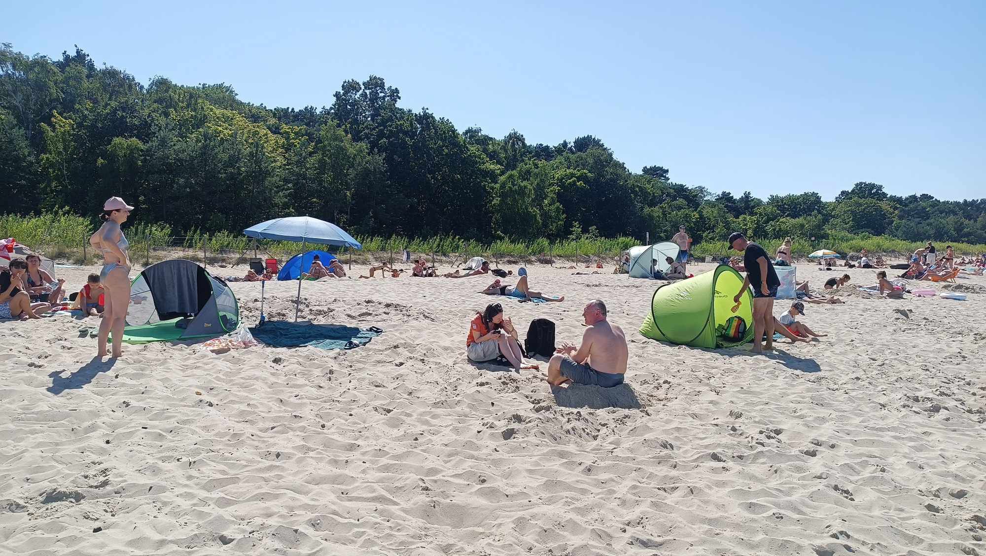 Polacy coraz częściej idąc na plaże, zabierają ze sobą namioty i parasole 